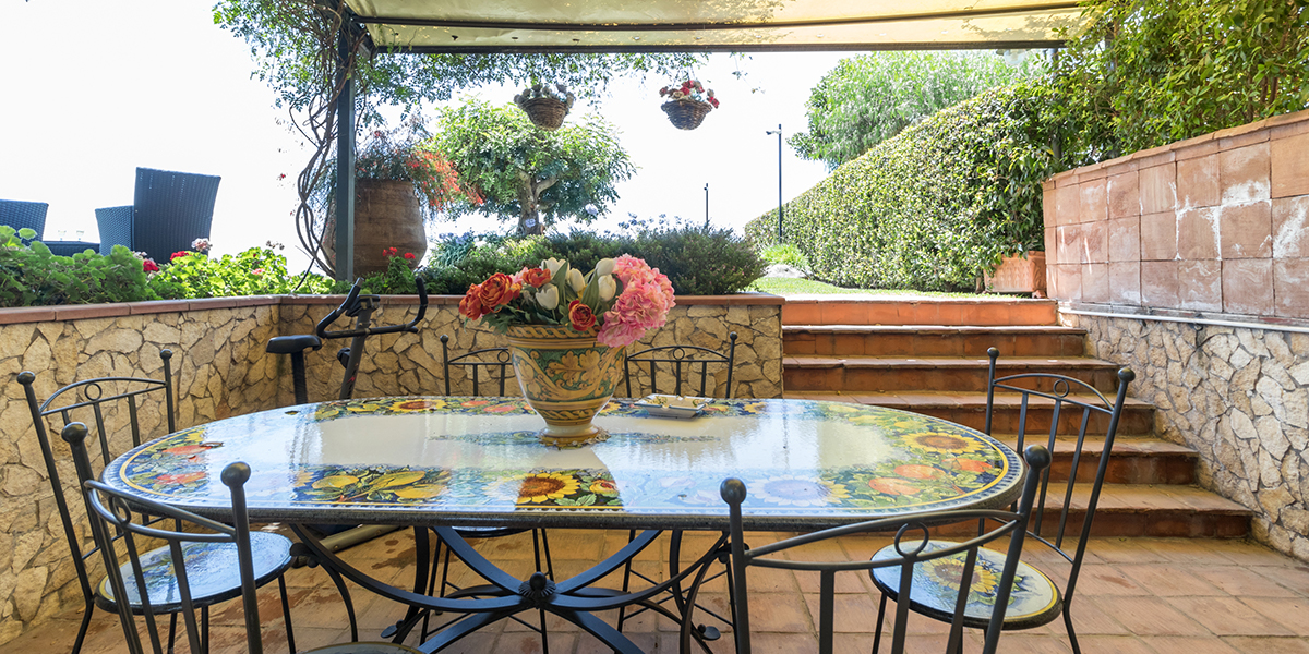 Cyclope's House - Patio con tavolo e sedie
