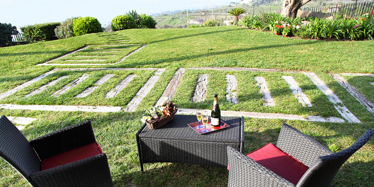 Cyclope's House - Giardino con poltrone e divano