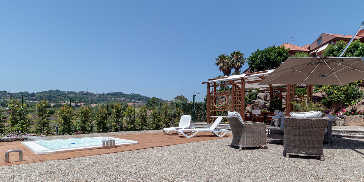 Cyclope's House - Outdoor whirlpool bath - Sofa