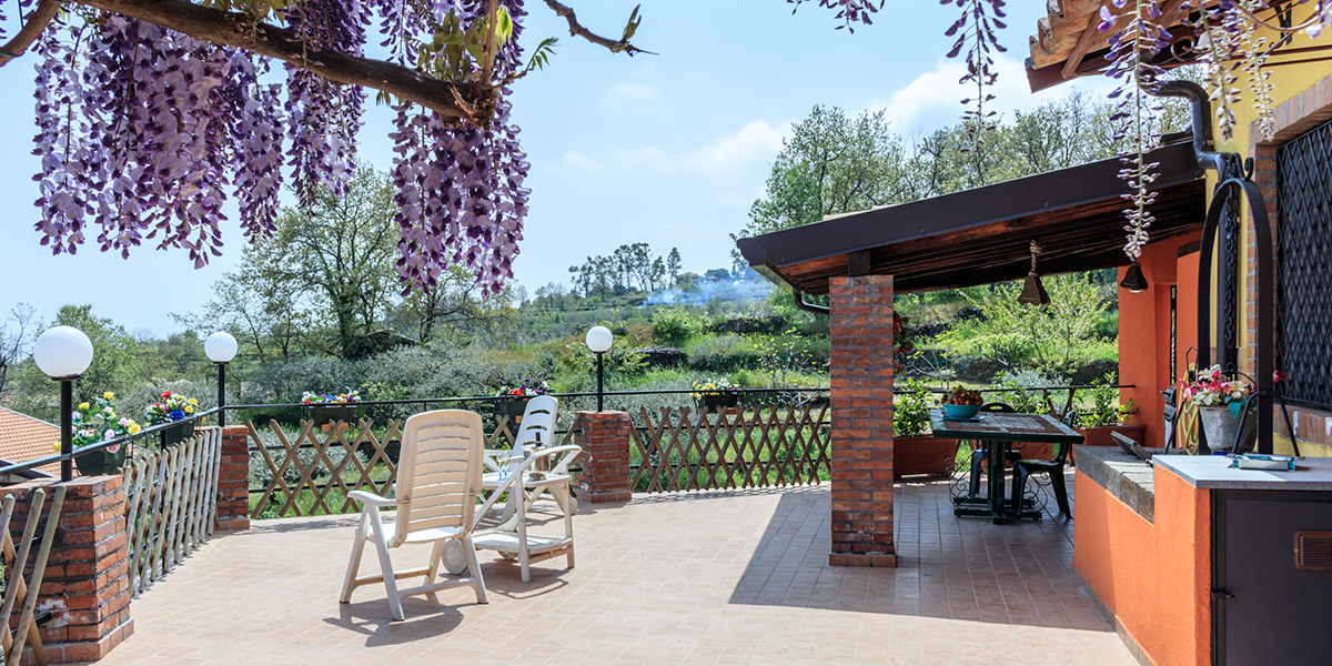 Holiday House - Terrace with table