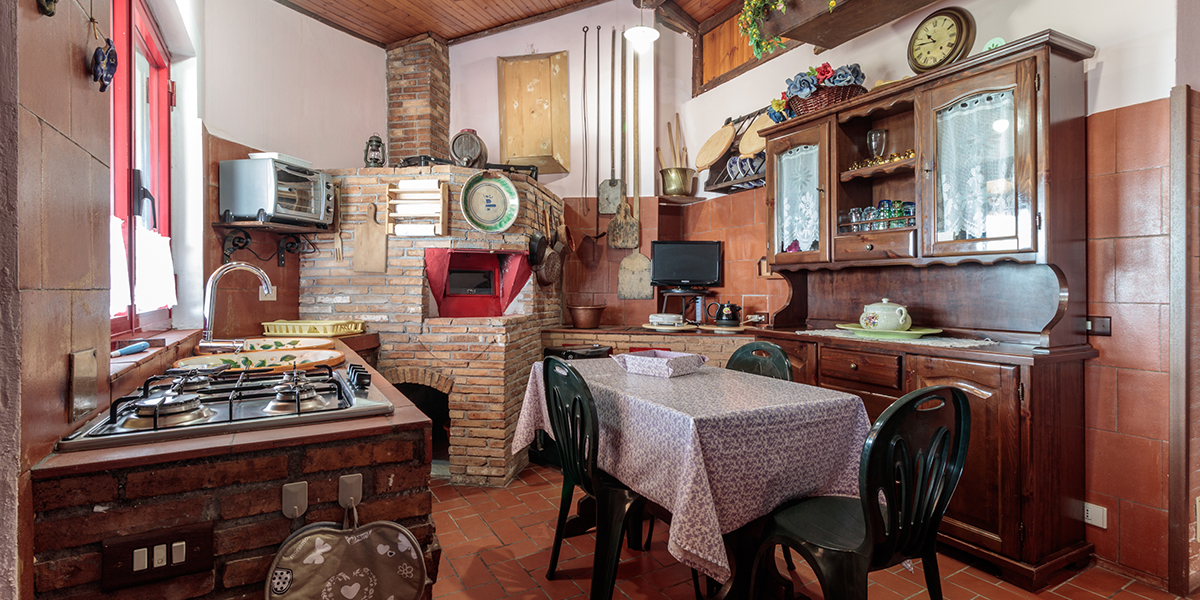 Holiday House - Kitchen  with stone oven